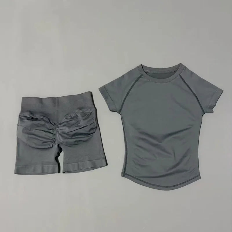 The Gym Set That Stays Put – Seamless Stretch Top & Shorts