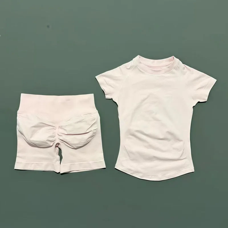 The Gym Set That Stays Put – Seamless Stretch Top & Shorts