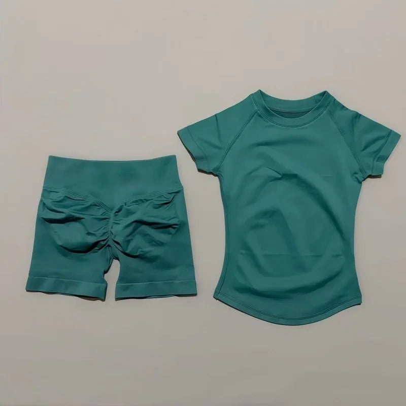 The Gym Set That Stays Put – Seamless Stretch Top & Shorts