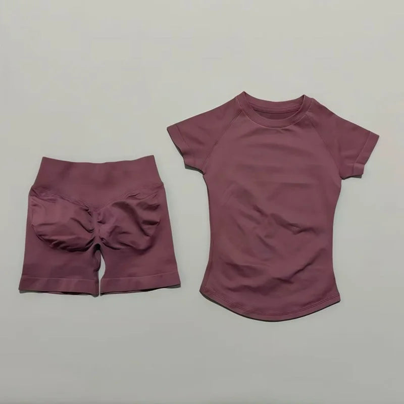 The Gym Set That Stays Put – Seamless Stretch Top & Shorts